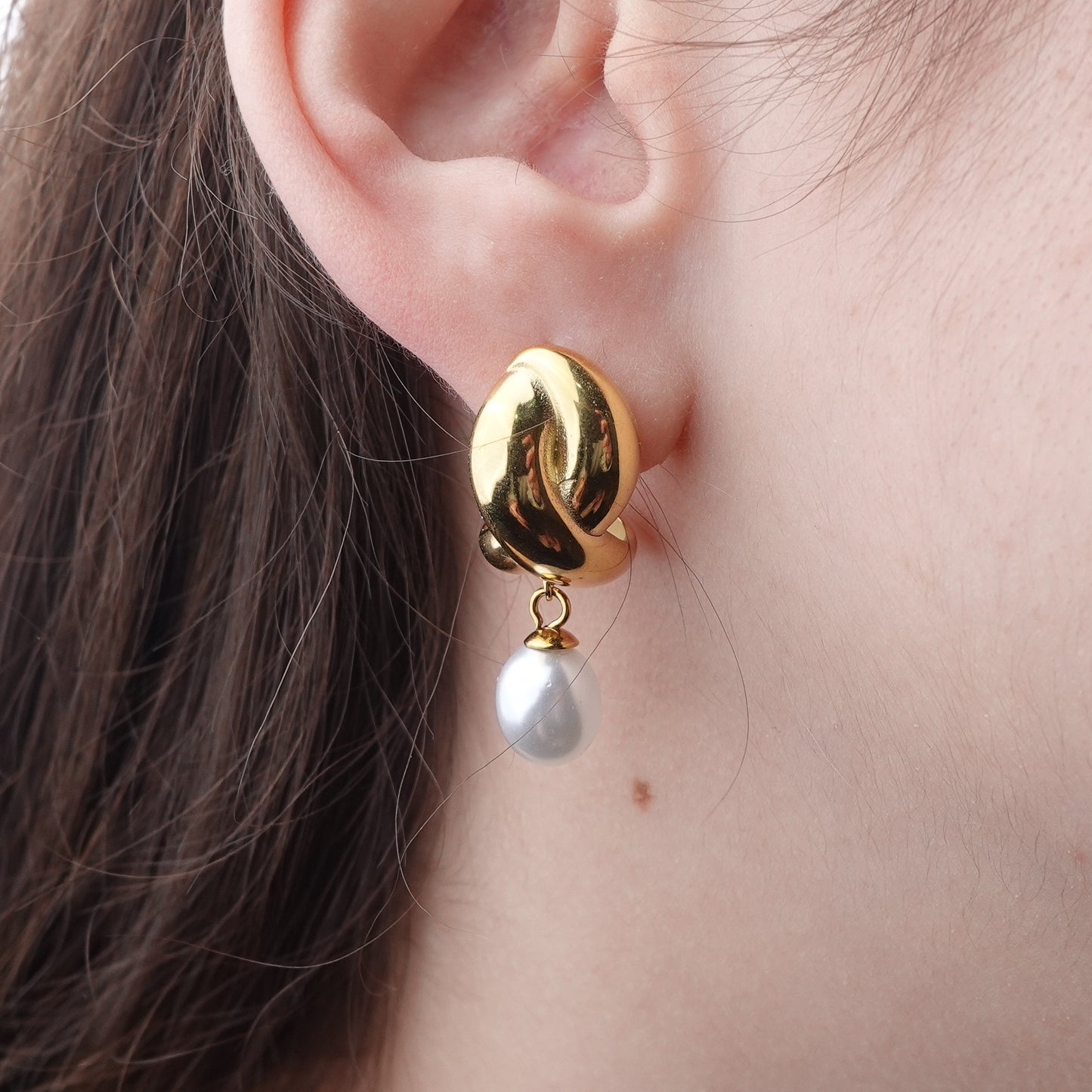 Aros pegados Perla Twist bañado en oro