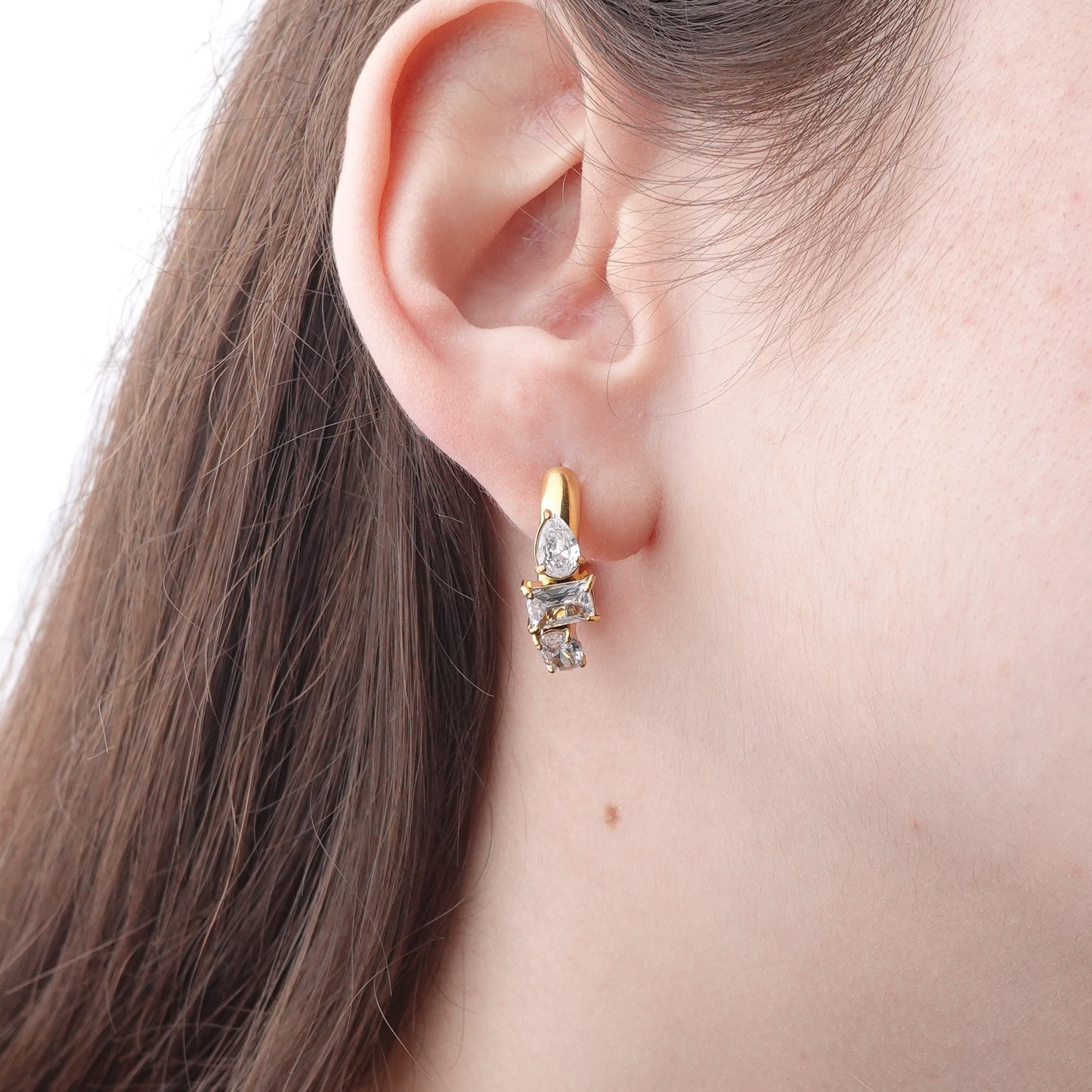 Aros huggie Crystal Shape bañado en oro