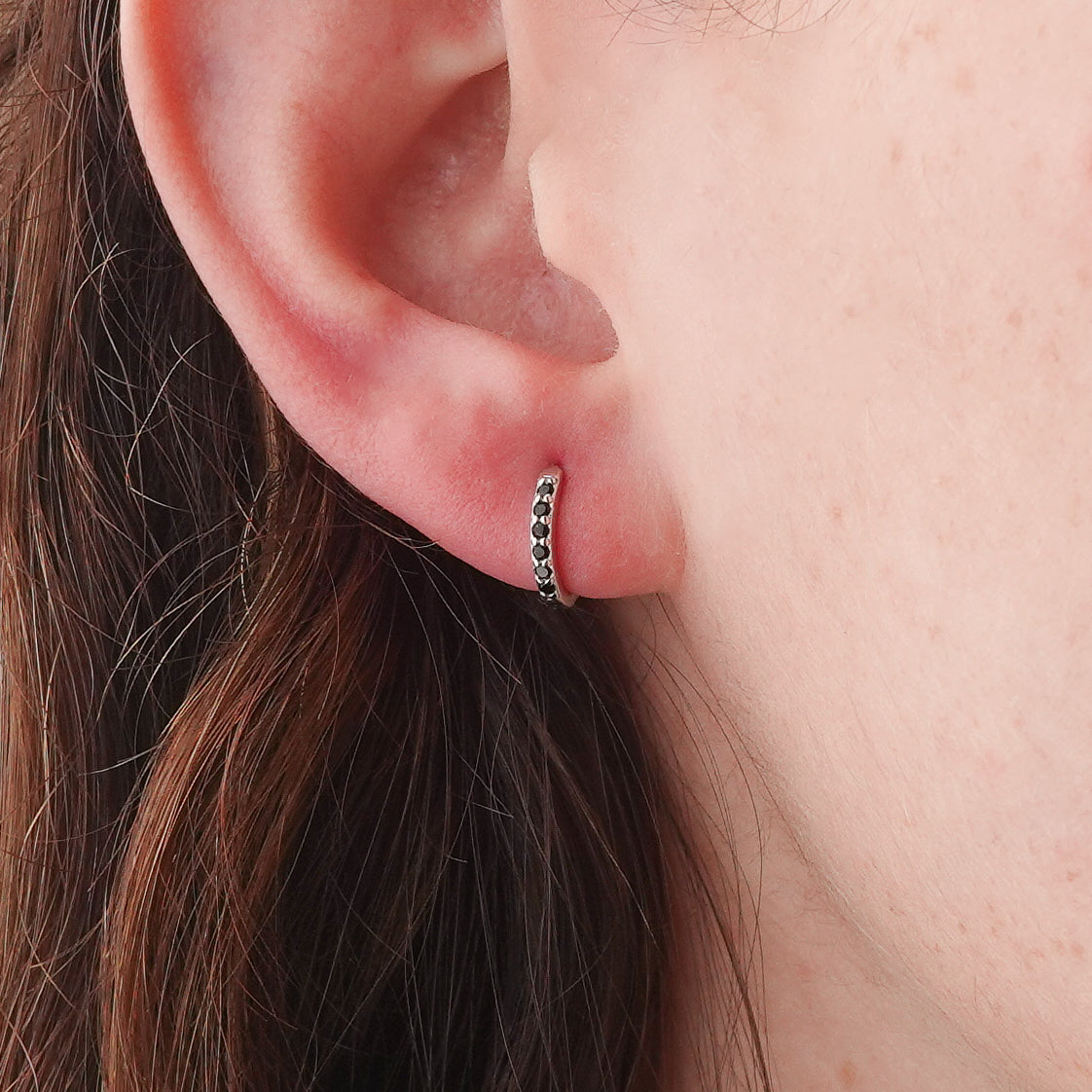 Aros argolla huggie Raven petit