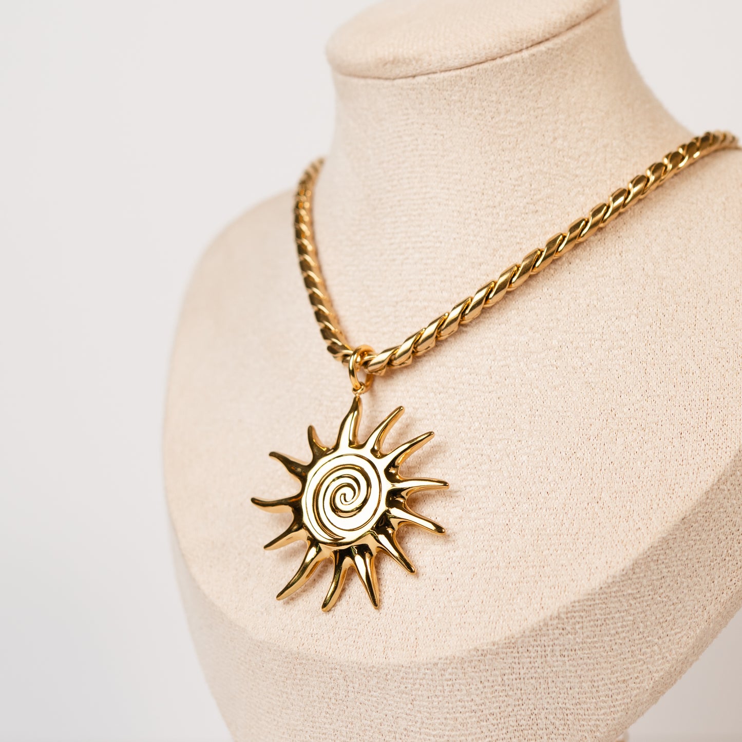 Collar de sol bañado en oro