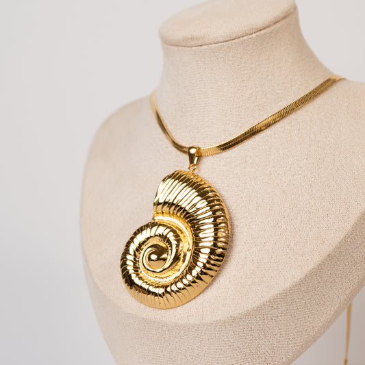Collar de conchita bañado en oro