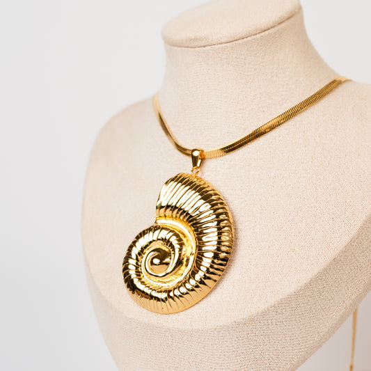 Collar de conchita bañado en oro