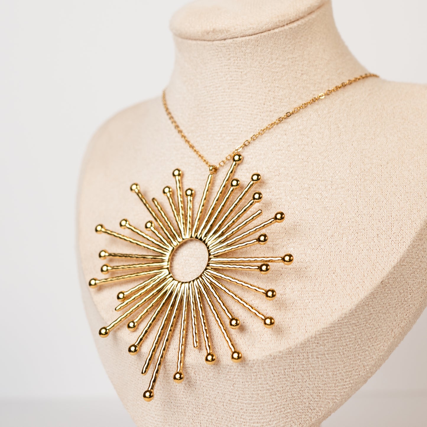 Collar de sol bañado en oro