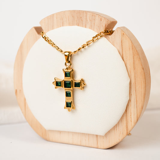 Collar de cruz esmeralda dorada
