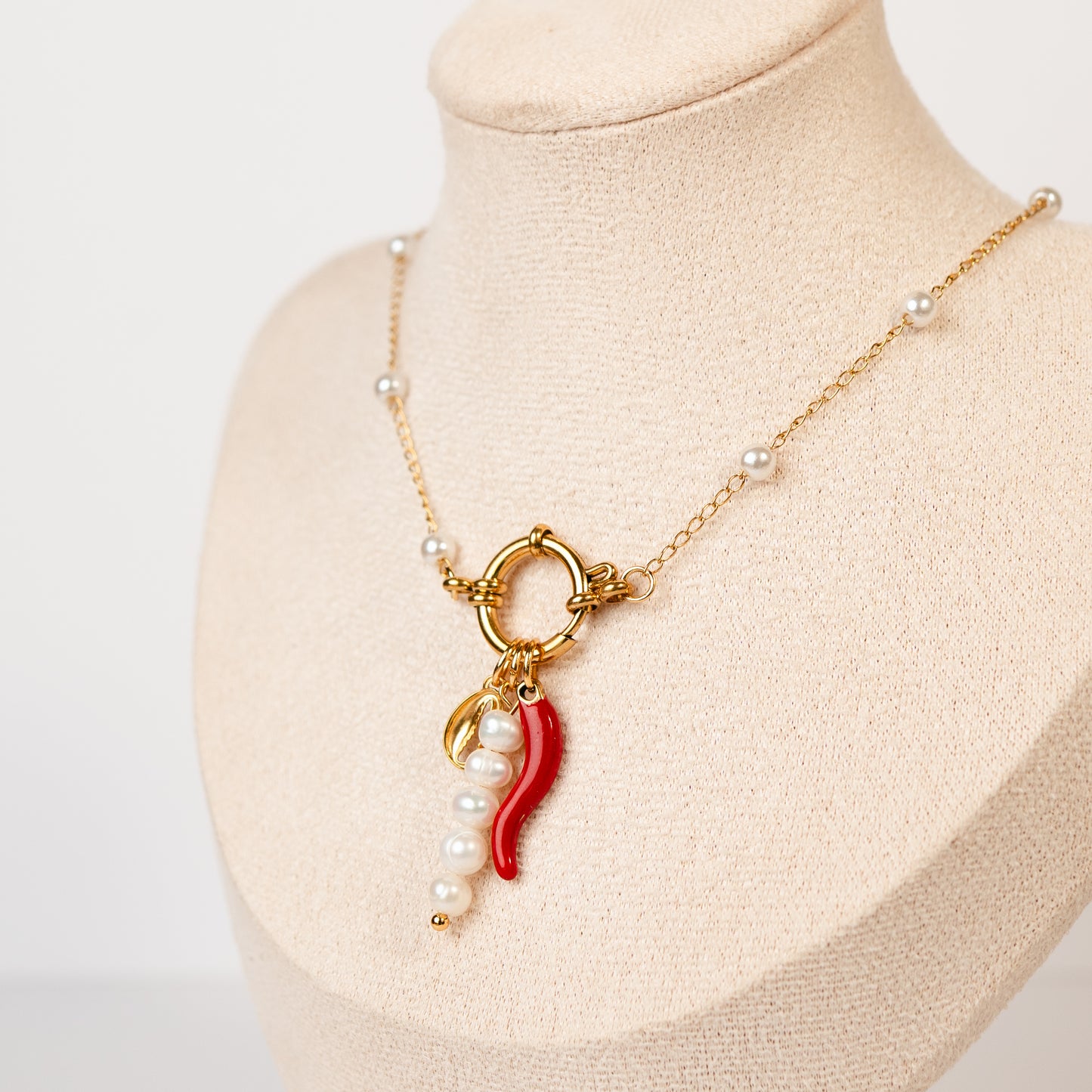 Collar timón aji y perlas bañado en oro