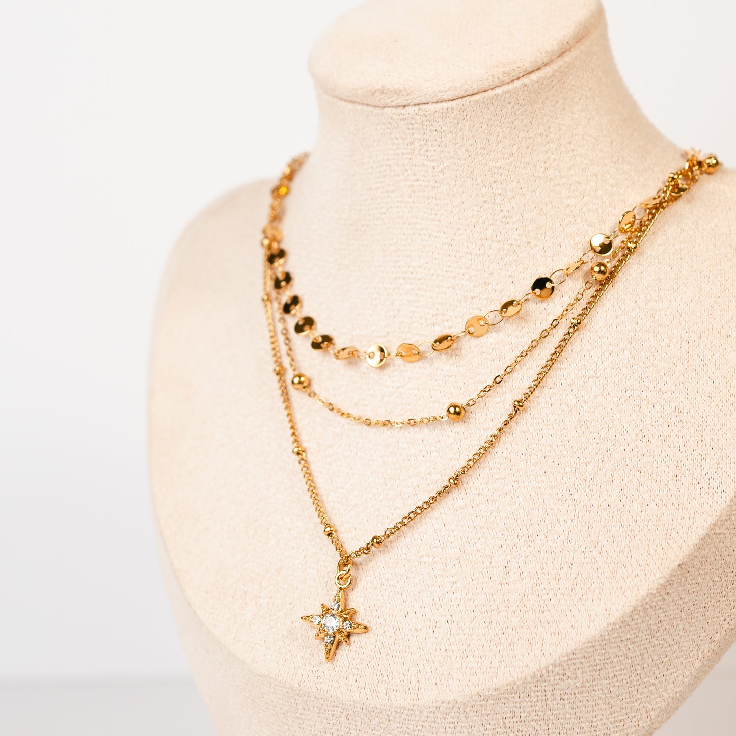 Collar triple estrella fugaz bañado en oro