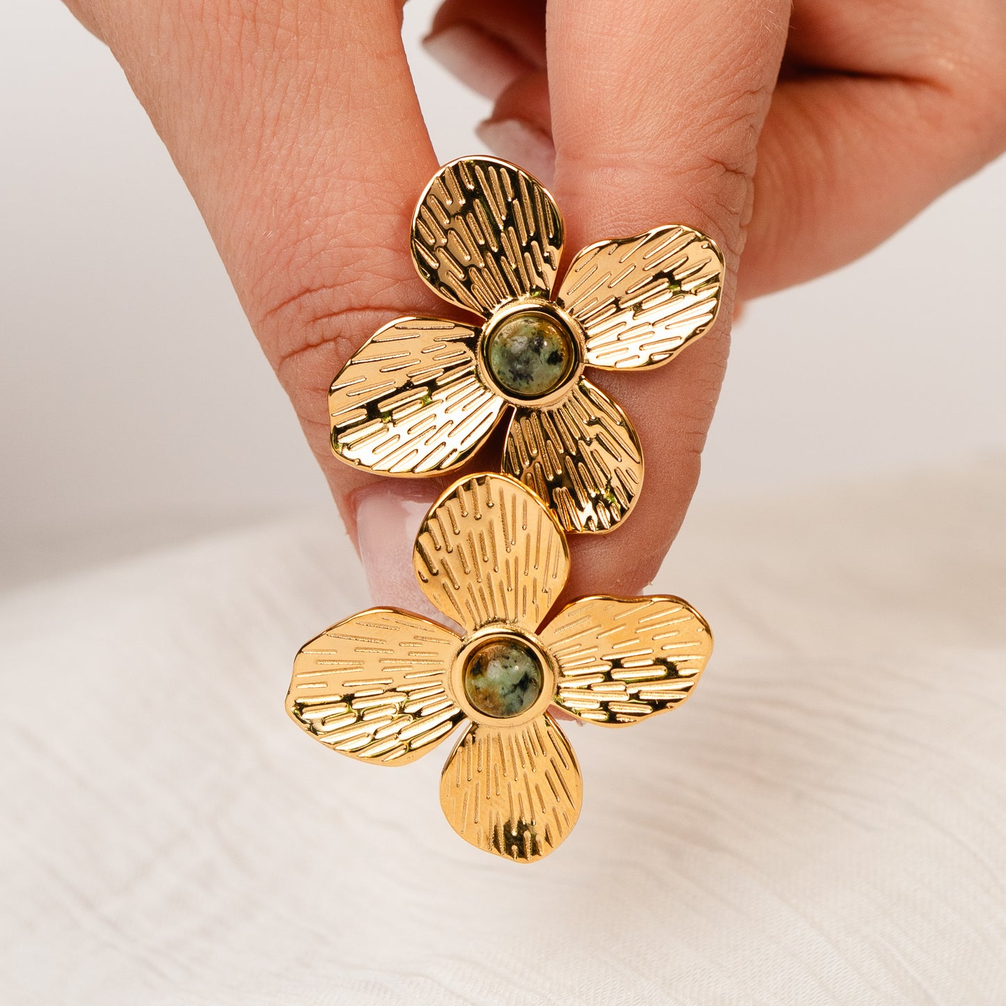 Aros pegados flor bañados en oro