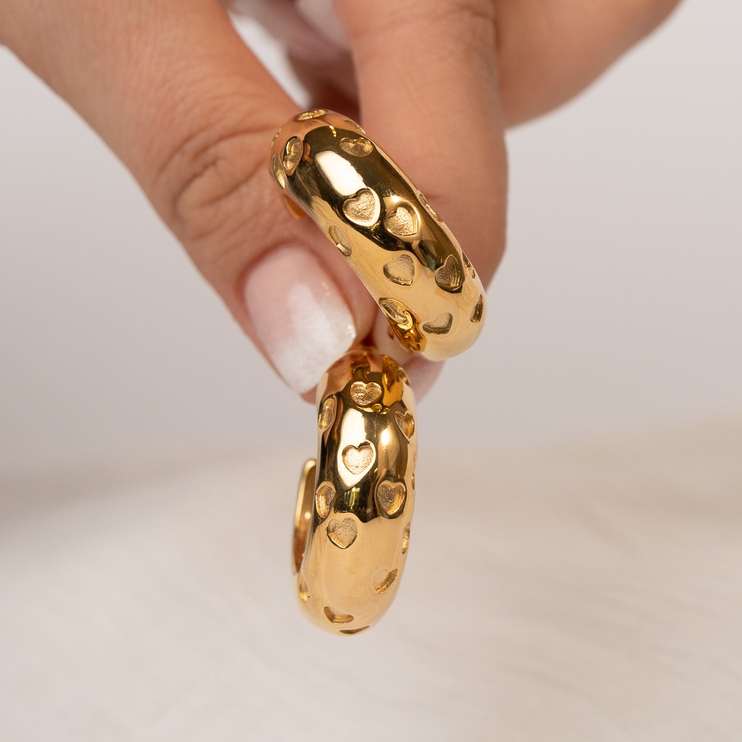 Aros semi argollas corazones bañados en oro