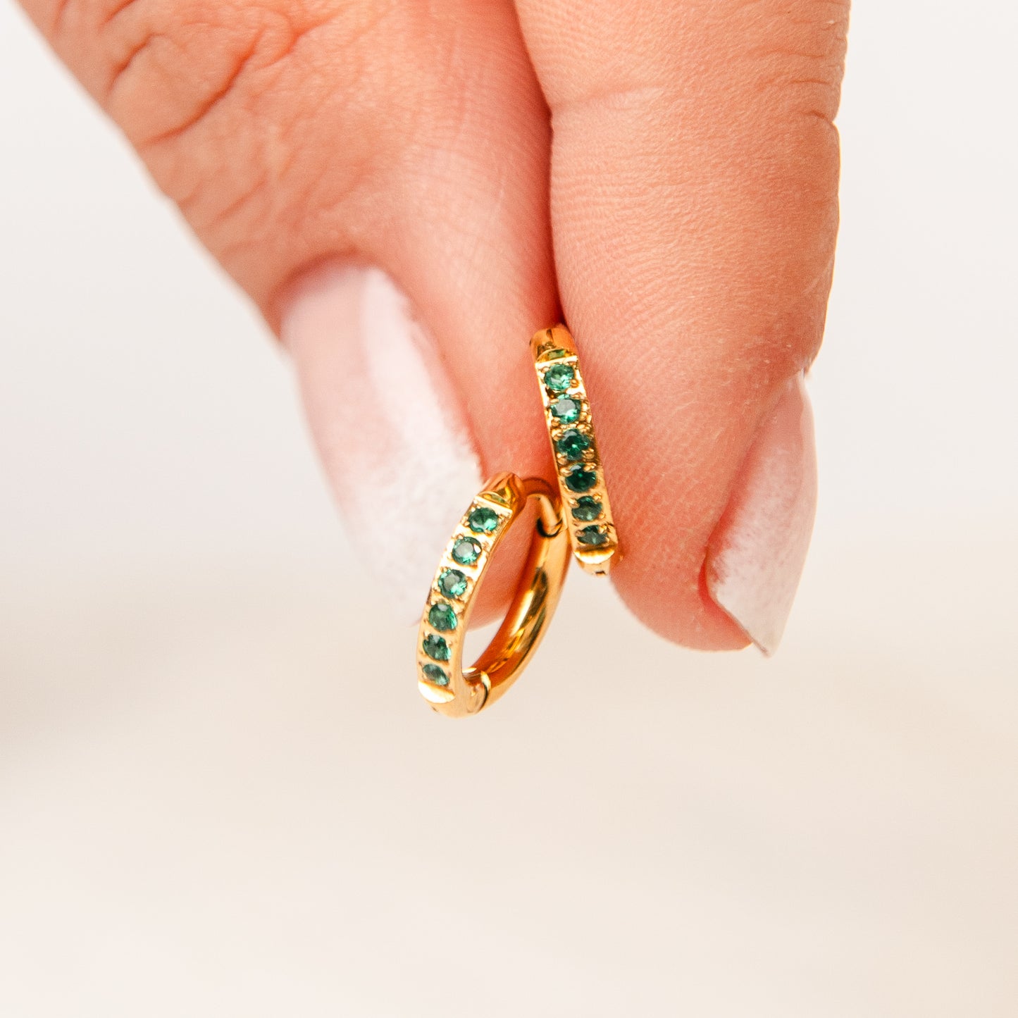 Aros huggie shine gold esmeralda