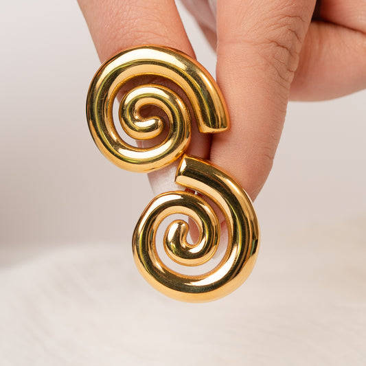 Aros pegados conchita espiral bañado en oro