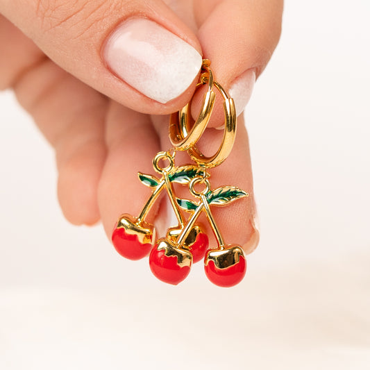 Aros argolla huggie cerezas bañado en oro