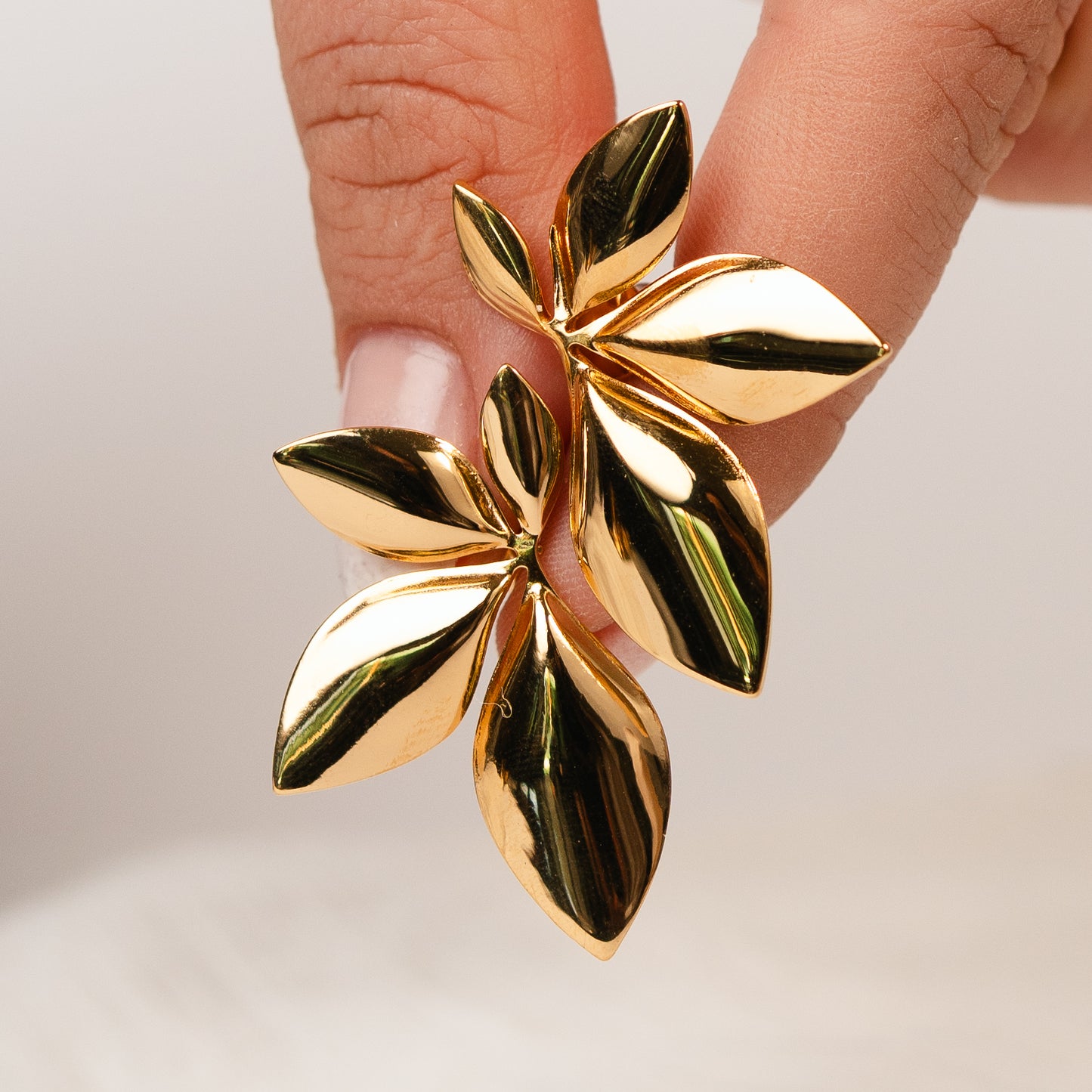 Aros pegados media flor bañado en oro