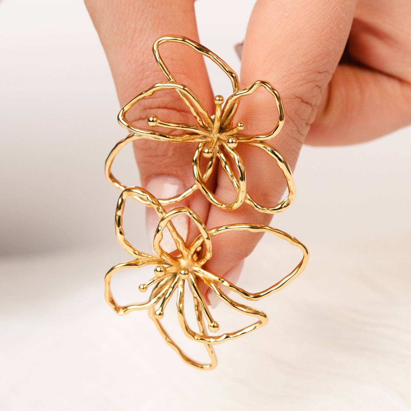 Aros pegados flores bañados en oro