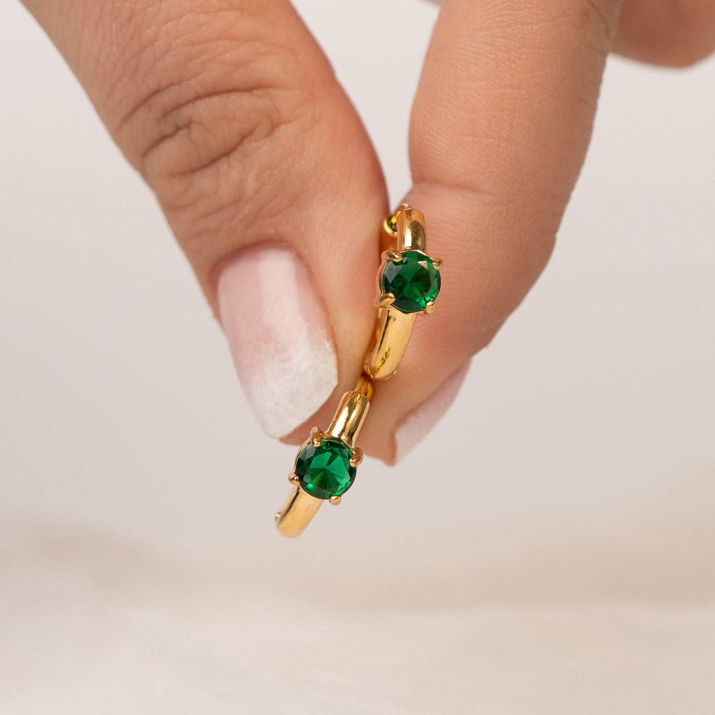 Aros huggie gold circón verde