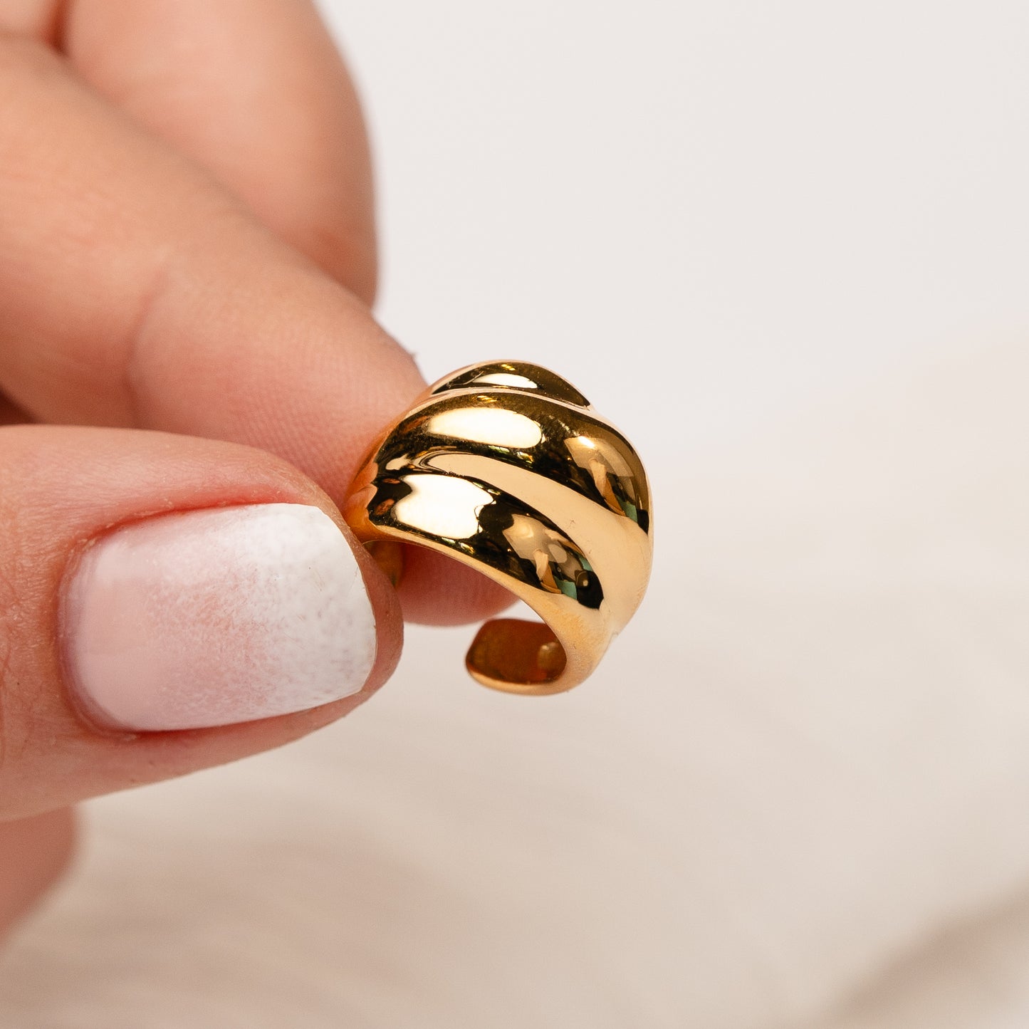 Aro ear cuff wave bañados en oro