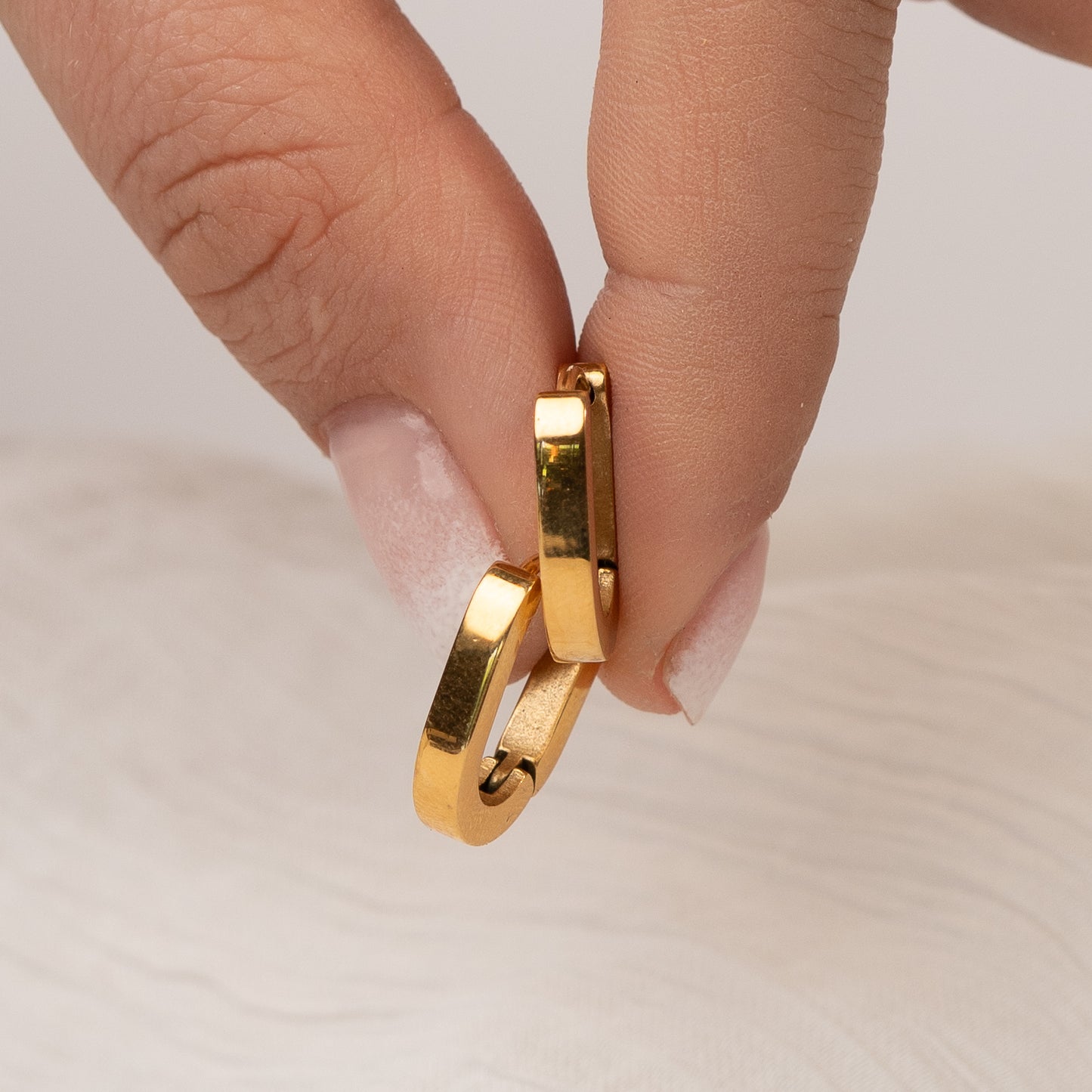 Aros argolla huggie gold square