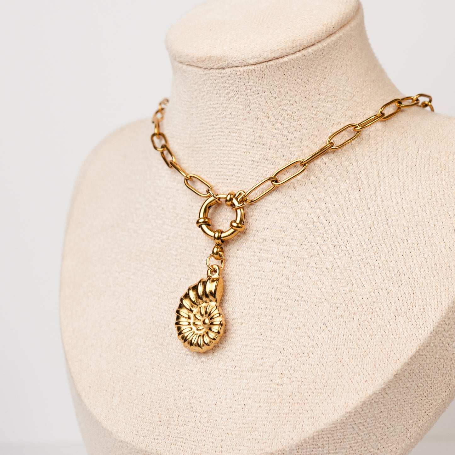 Collar de timón conchita bañado en oro