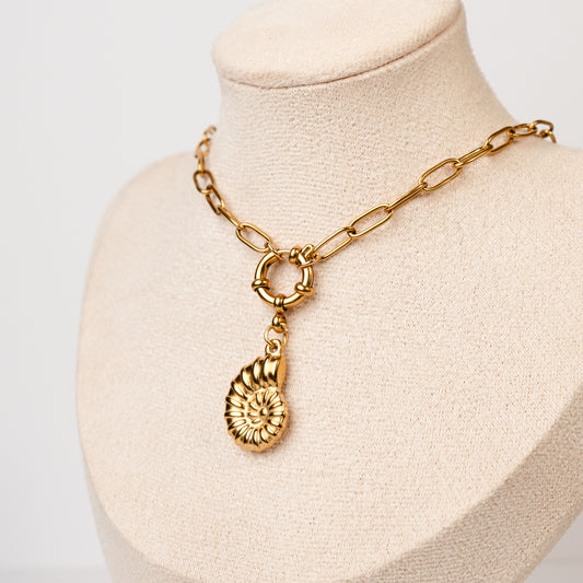Collar de timón conchita bañado en oro