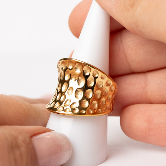 Anillo diseño minimalista martillado bañado en oro