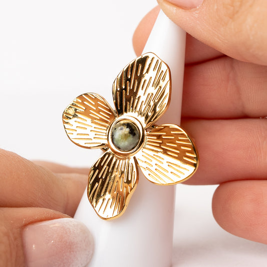 Anillo ajustable diseño flor y piedra bañado en oro