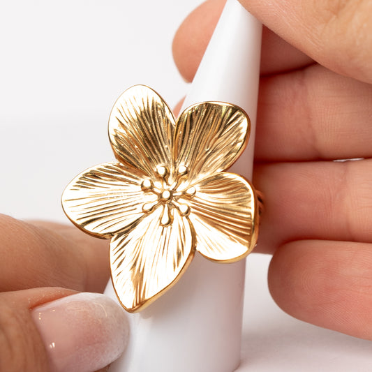 Anillo ajustable diseño flor bañado en oro
