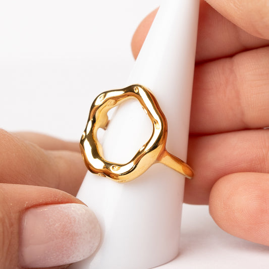 Anillo ajustable diseño minimalista bañado en oro