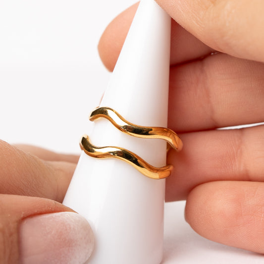 Anillo ajustable diseño curvas bañado en oro