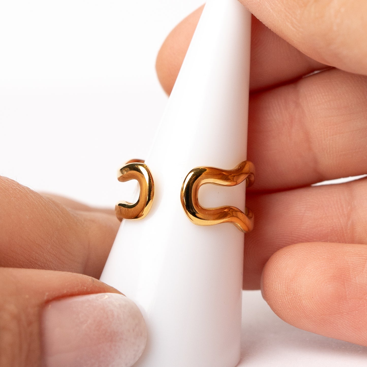 Anillo ajustable diseño curvas bañado en oro
