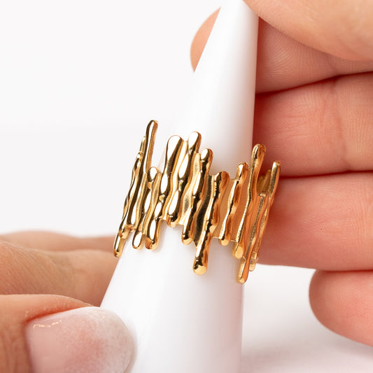 Anillo ajustable diseño minimalista palitos  bañado en oro