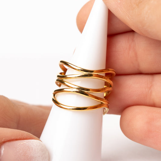Anillo ajustable minimalista lineas bañado en oro