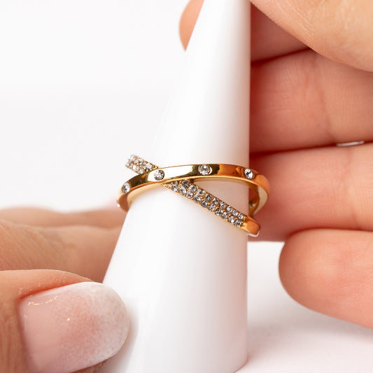Anillo ajustable diseño cruzado circones bañado en oro