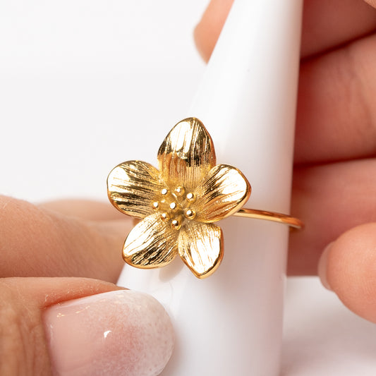 Anillo ajustable flor bañado en oro