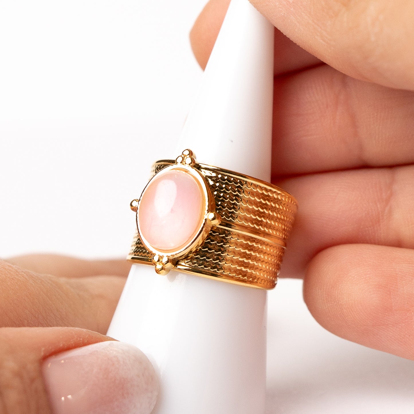 Anillo ajustable piedra diseño con ondas bañado en oro