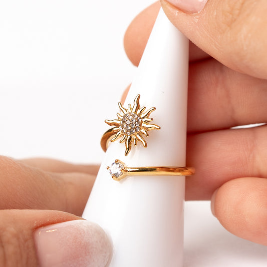Anillo ajustable diseño sol de circones bañado en oro