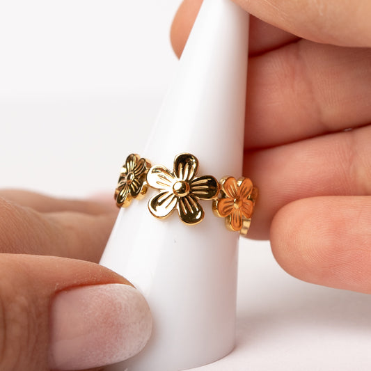 Anillo ajustable flores bañado en oro