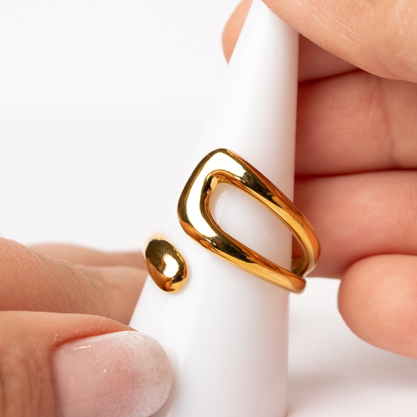 Anillo ajustable cruzado bañado en oro