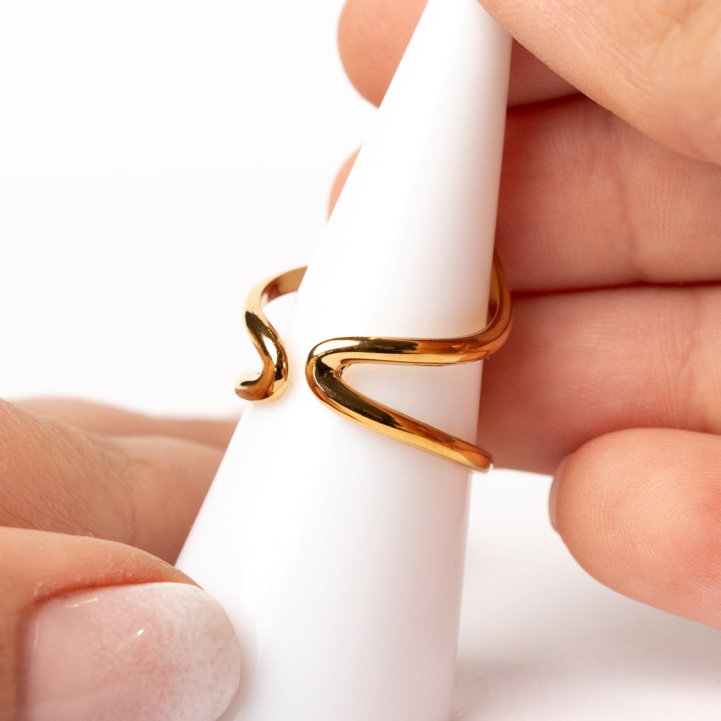 Anillo ajustable diseño cruzado bañado en oro