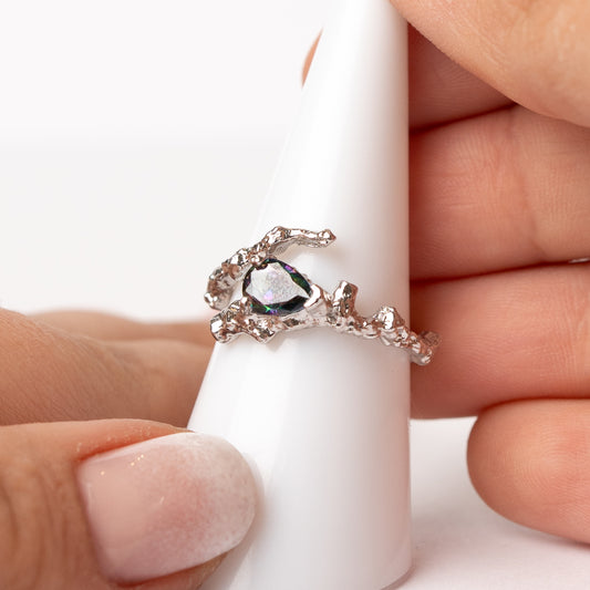 Anillo ajustable cruzado tornasol