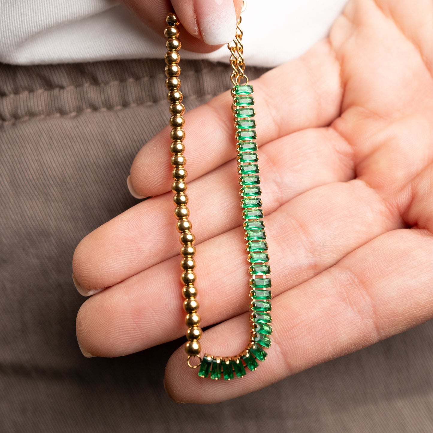 Pulsera ajustable diseño circones rectangulares verdes y esferas bañada en oro