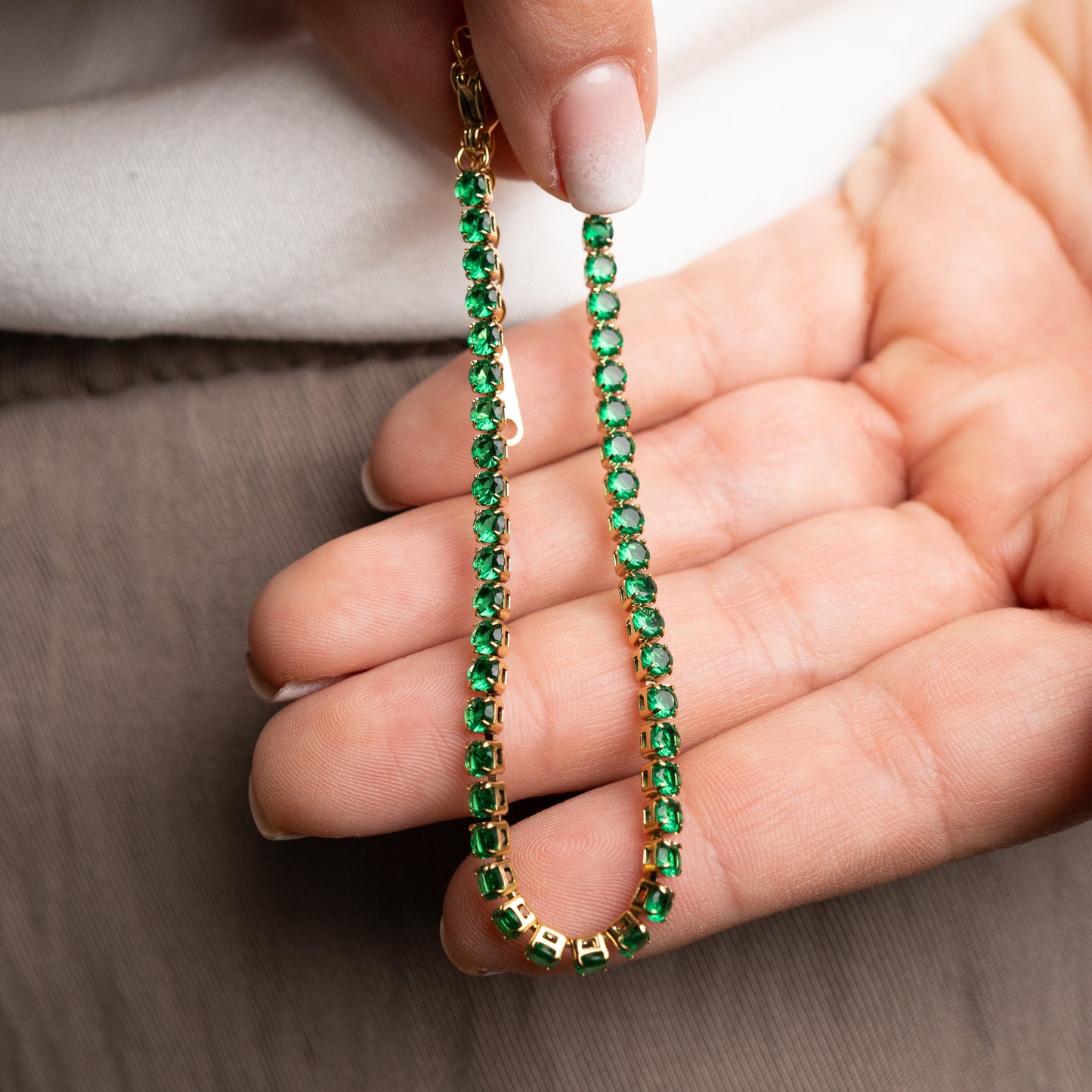 Pulsera ajustable circones verdes bañada en oro