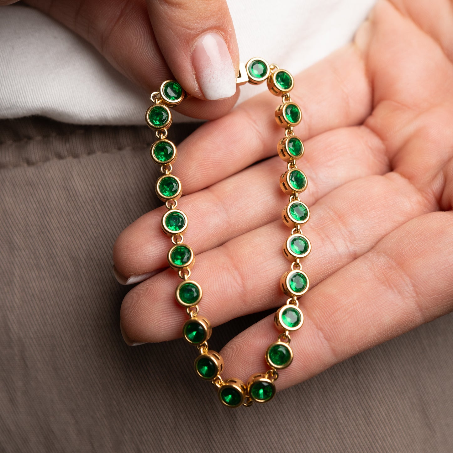 Pulsera diseño circones redondos verdes bañada en oro