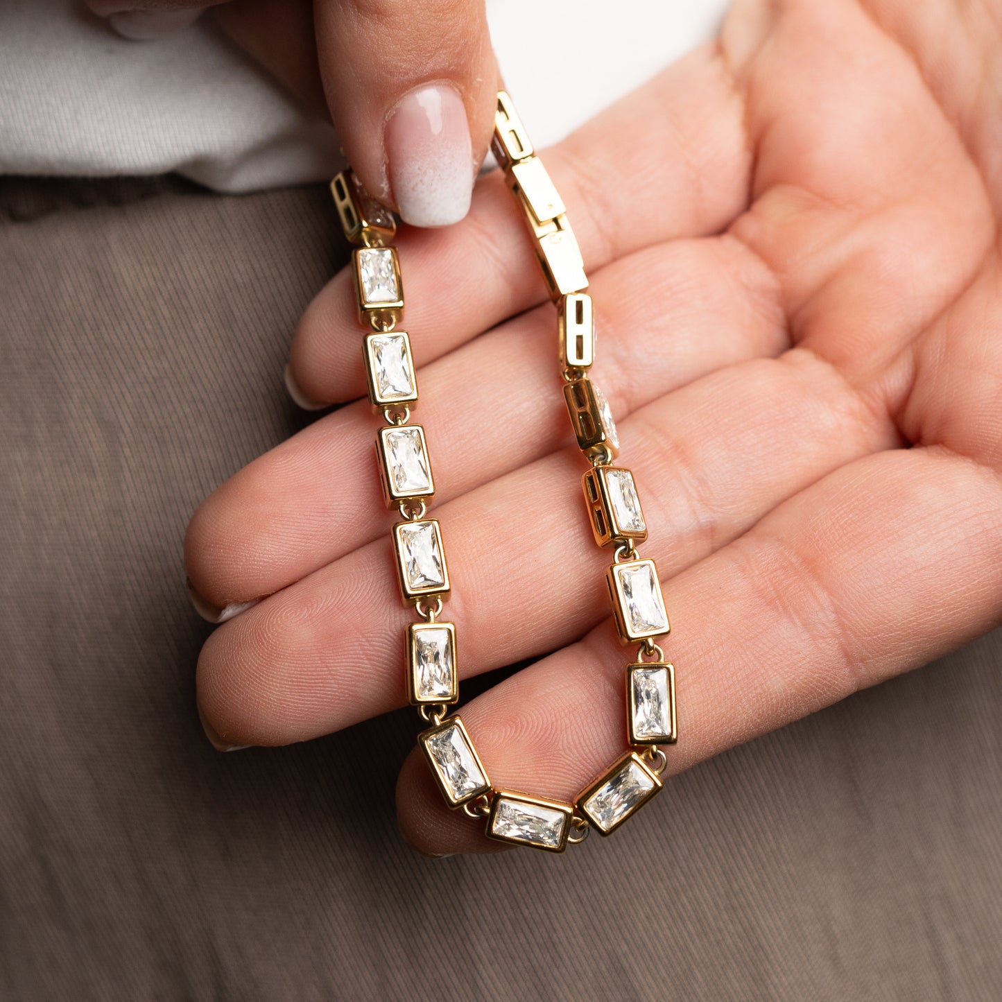 Pulsera circones diseño rectangular bañada en oro