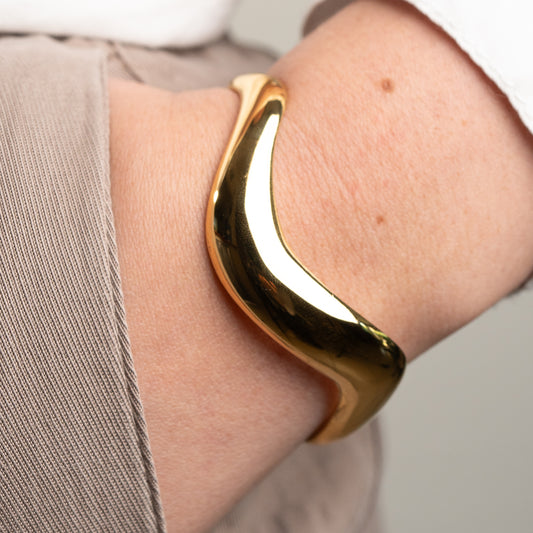Pulsera esclava diseño curvas bañada en oro
