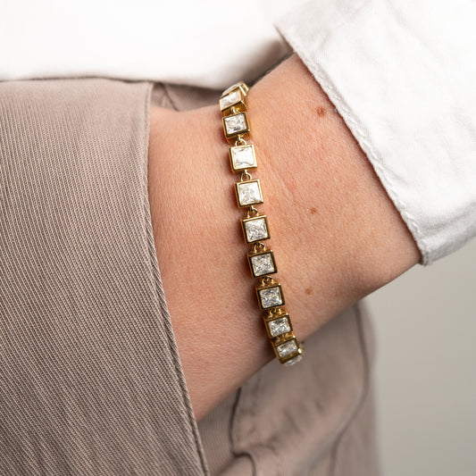 Pulsera circones diseño cuadrado bañada en oro