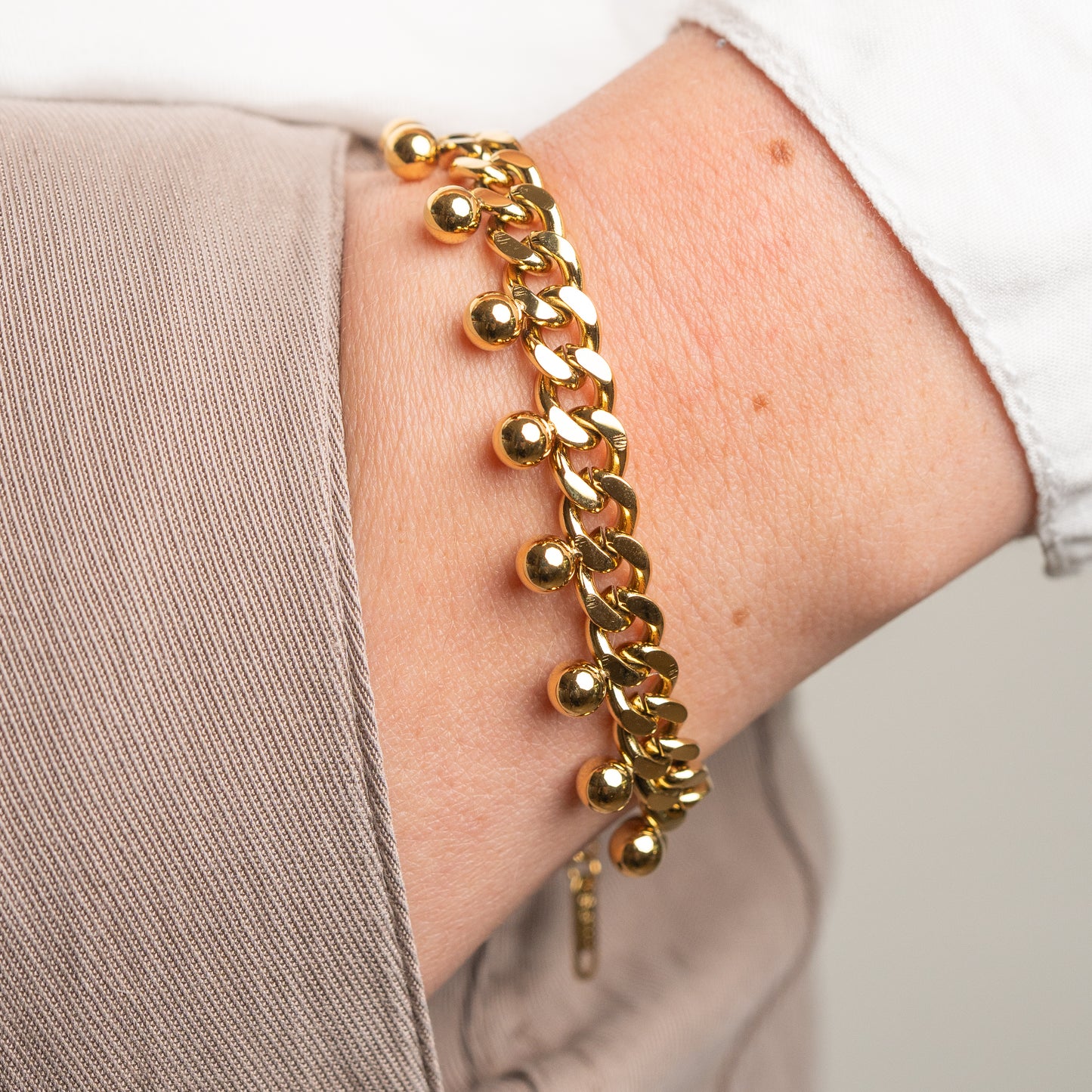 Pulsera eslabones y esferas bañado en oro