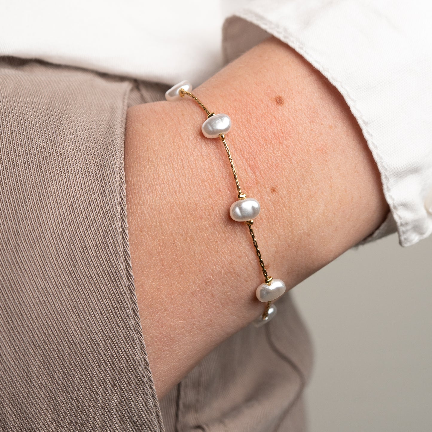 Pulsera minimalista  diseño con perlas bañada en oro
