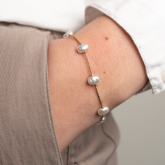 Pulsera minimalista  diseño con perlas bañada en oro
