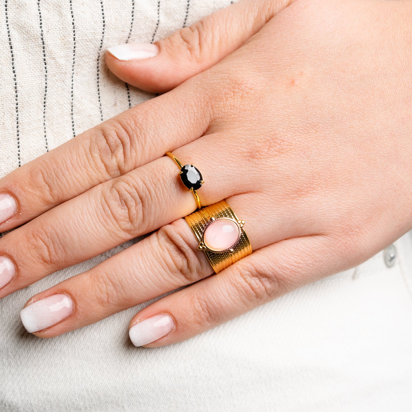 Anillo ajustable piedra diseño con ondas bañado en oro