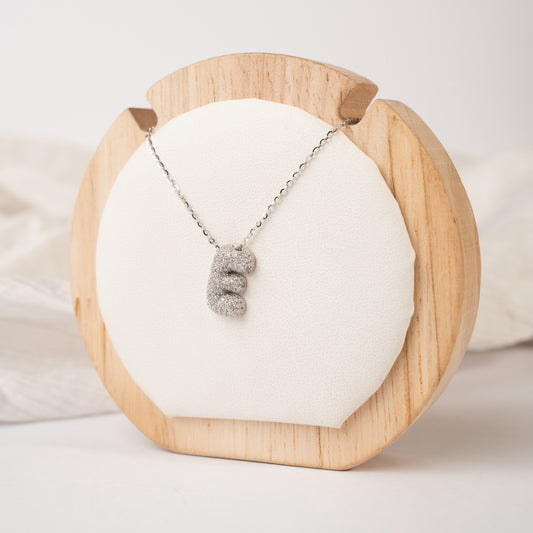 Collar letra E