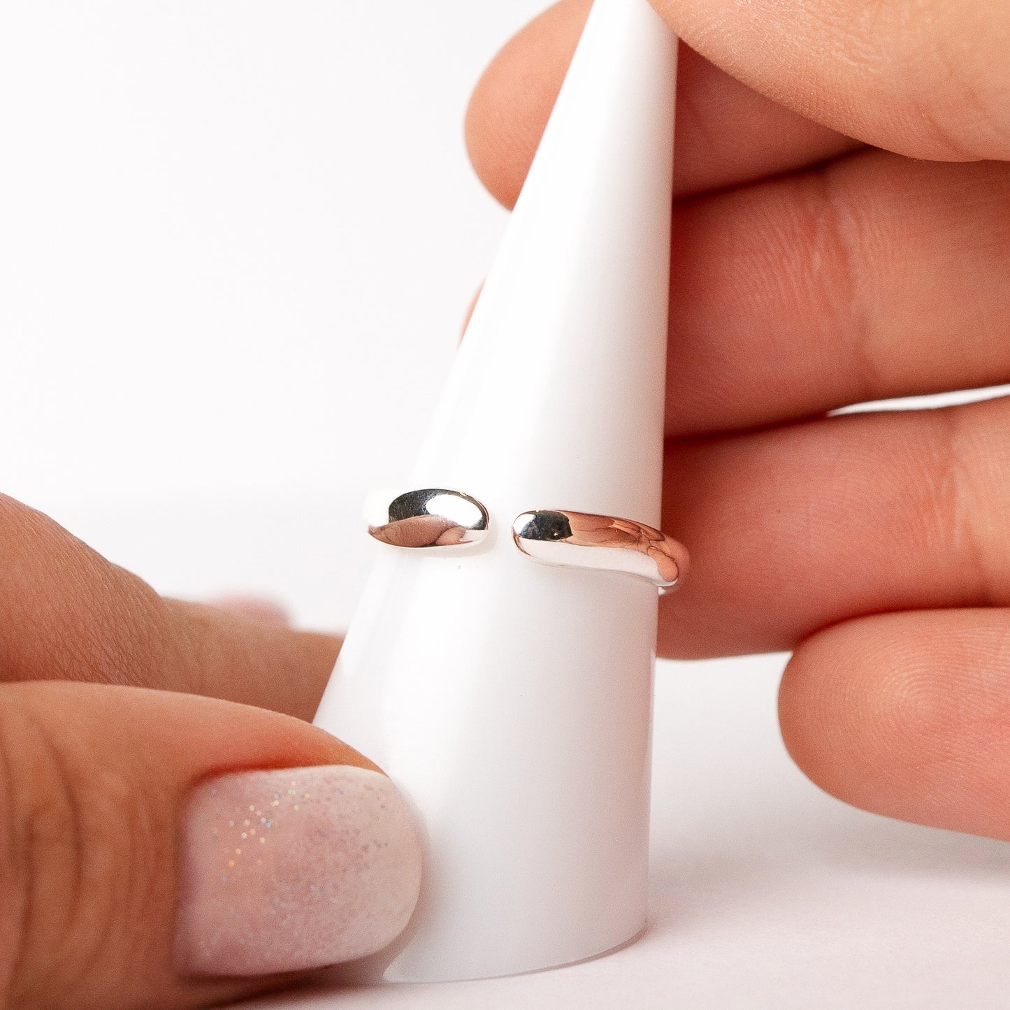 Anillo ajustable flor minimalista